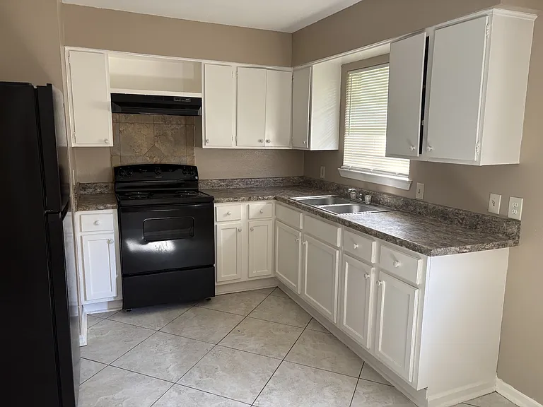 407 W Stevens Cir — Photo 2