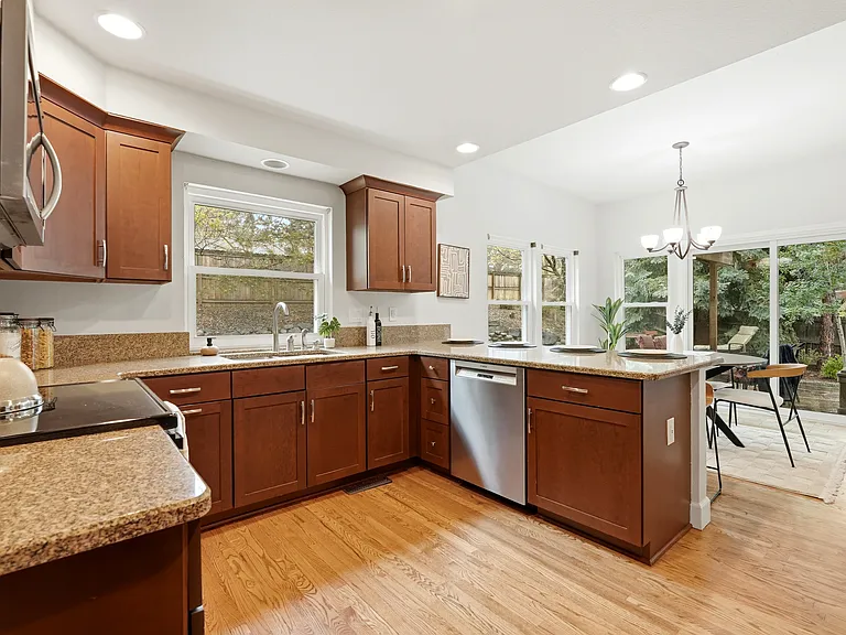 204 Corby Pl — Photo 9