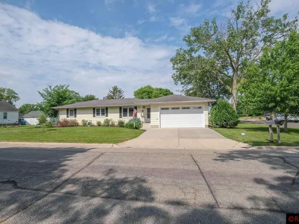 909 9th St NE, Waseca, MN 56093