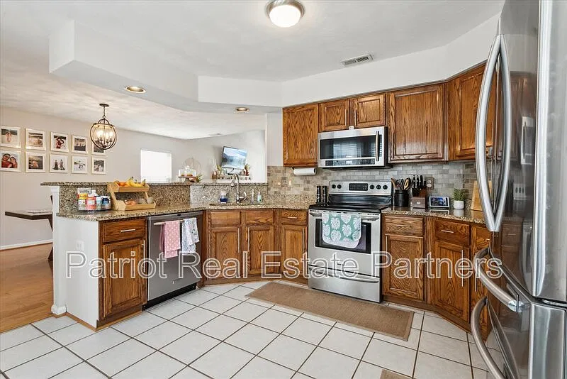 3 bed, 2.5 bath, 2295 sqft, $2,800 — Photo 4