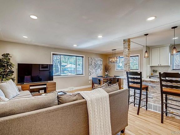 Living room / dining / kitchen.