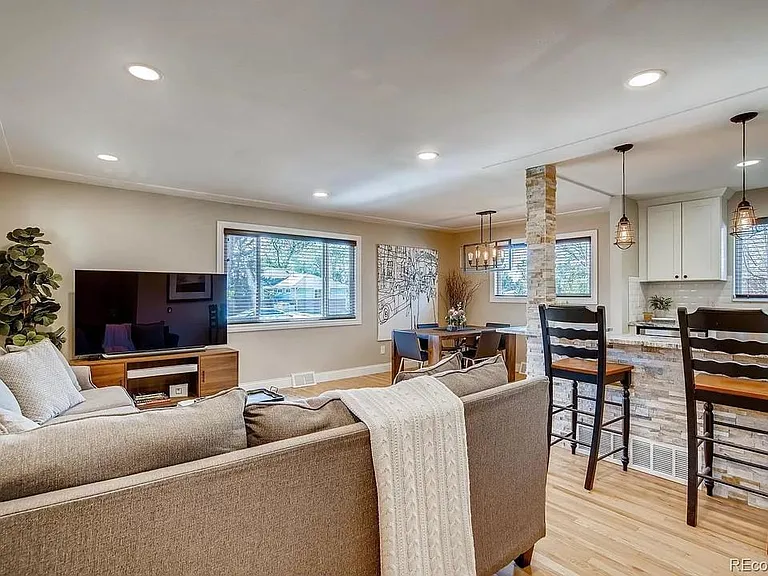 Living room / dining / kitchen.