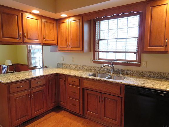 4th image of 1604 Winsted Dr