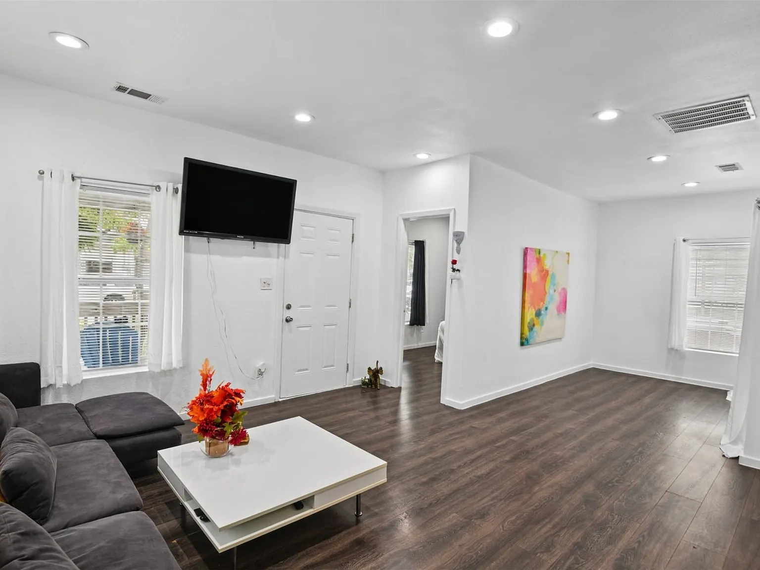 3 bed, 2.0 bath, 1164 sqft, $2,995 — Photo 3