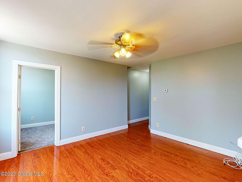 4th image of 52 Bassett Street