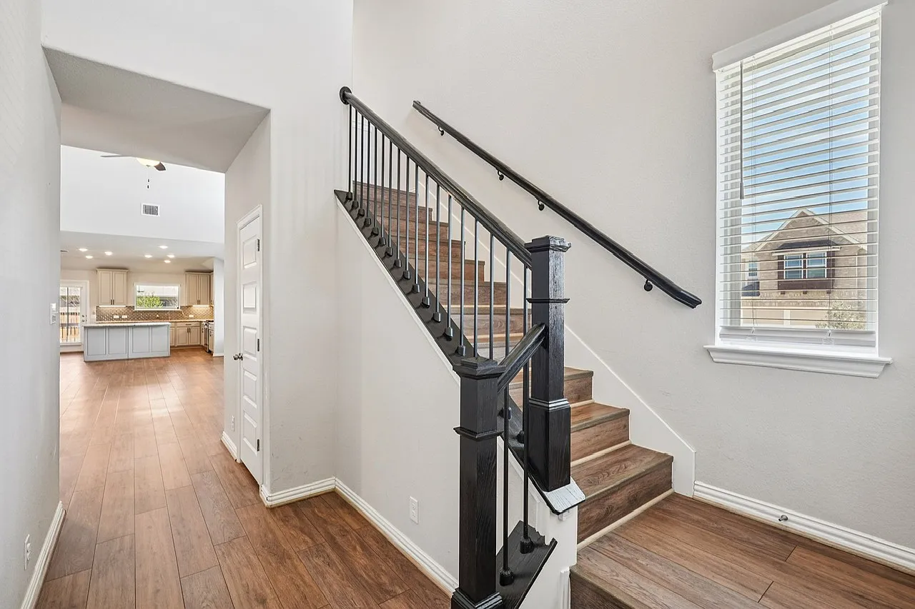4 bed, 2.5 bath, 2126 sqft, $2,800 — Photo 3