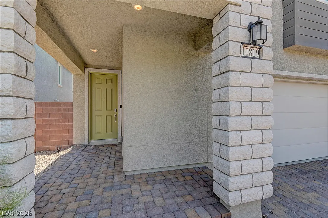 3 bed, 2.0 bath, 2213 sqft, $2,300 — Photo 3
