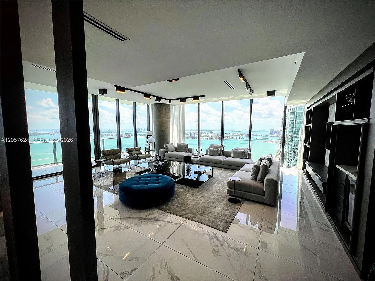 One Paraiso Condo — Photo 3