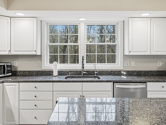 4th image of 380 Richardson Rd