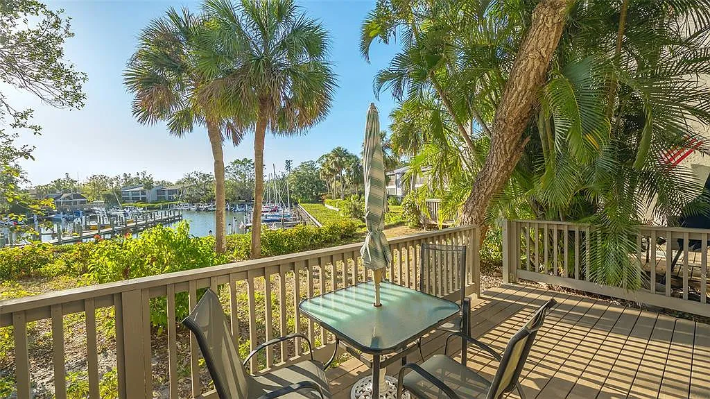 3 bed, 2.0 bath, 1320 sqft, $2,500 — Photo 2