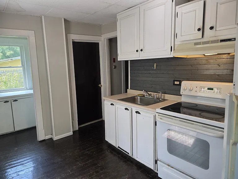 1564 1/2 N Main St — Photo 5