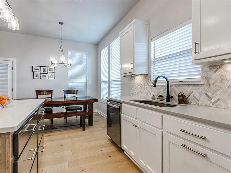 10516 NW 33rd Pl — Photo 38