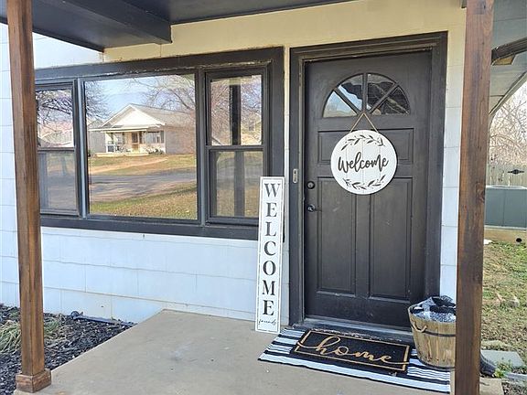 2nd image of 512 Ivanhoe St