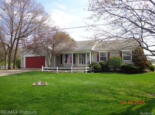 3462 N Hickory Ridge Rd, Highland, MI 48357