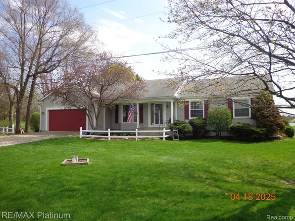3462 N Hickory Ridge Rd, Highland, MI 48357