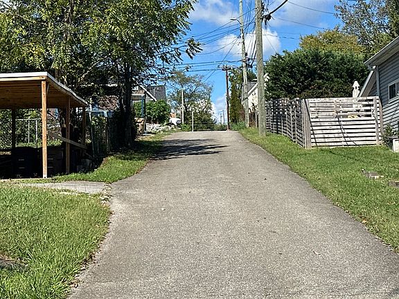 4th image of 119 W Oldham Ave