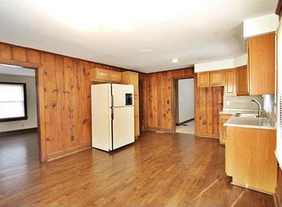 5th image of 220 E Golden Cir