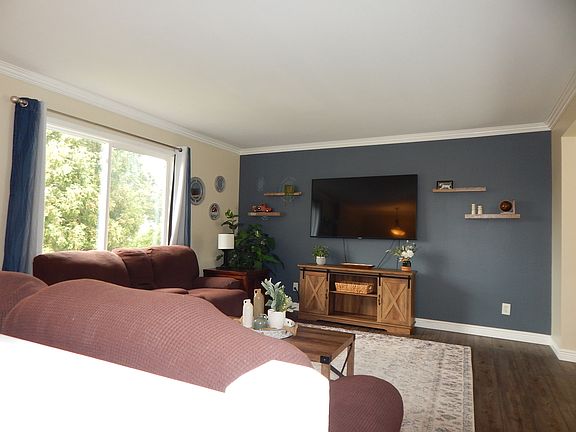 3rd image of 902 Garden Cir