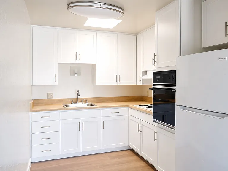 Southshore Gardens Apartments — Photo 9