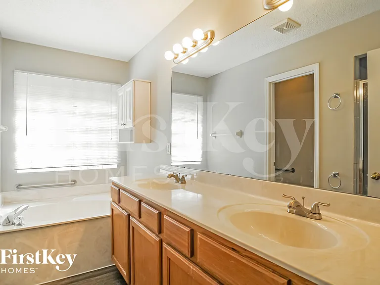 489 Mackenzie Cir — Photo 13