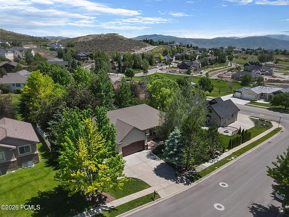 4th image of 644 Oakwood Dr