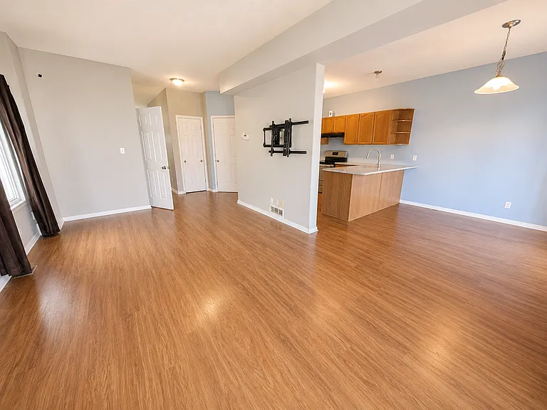 934 Bluffwood Ave — Photo 5