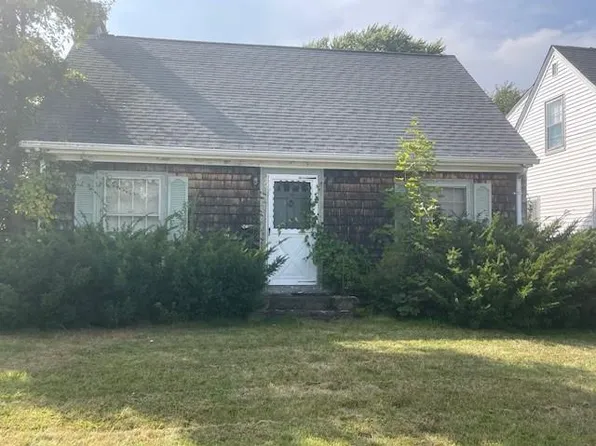 49 Metropolitan Park Dr, Riverside, RI 02915