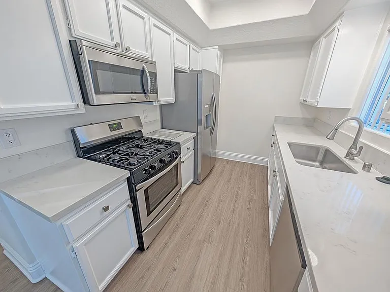 922 N Croft Ave #101 — Photo 7