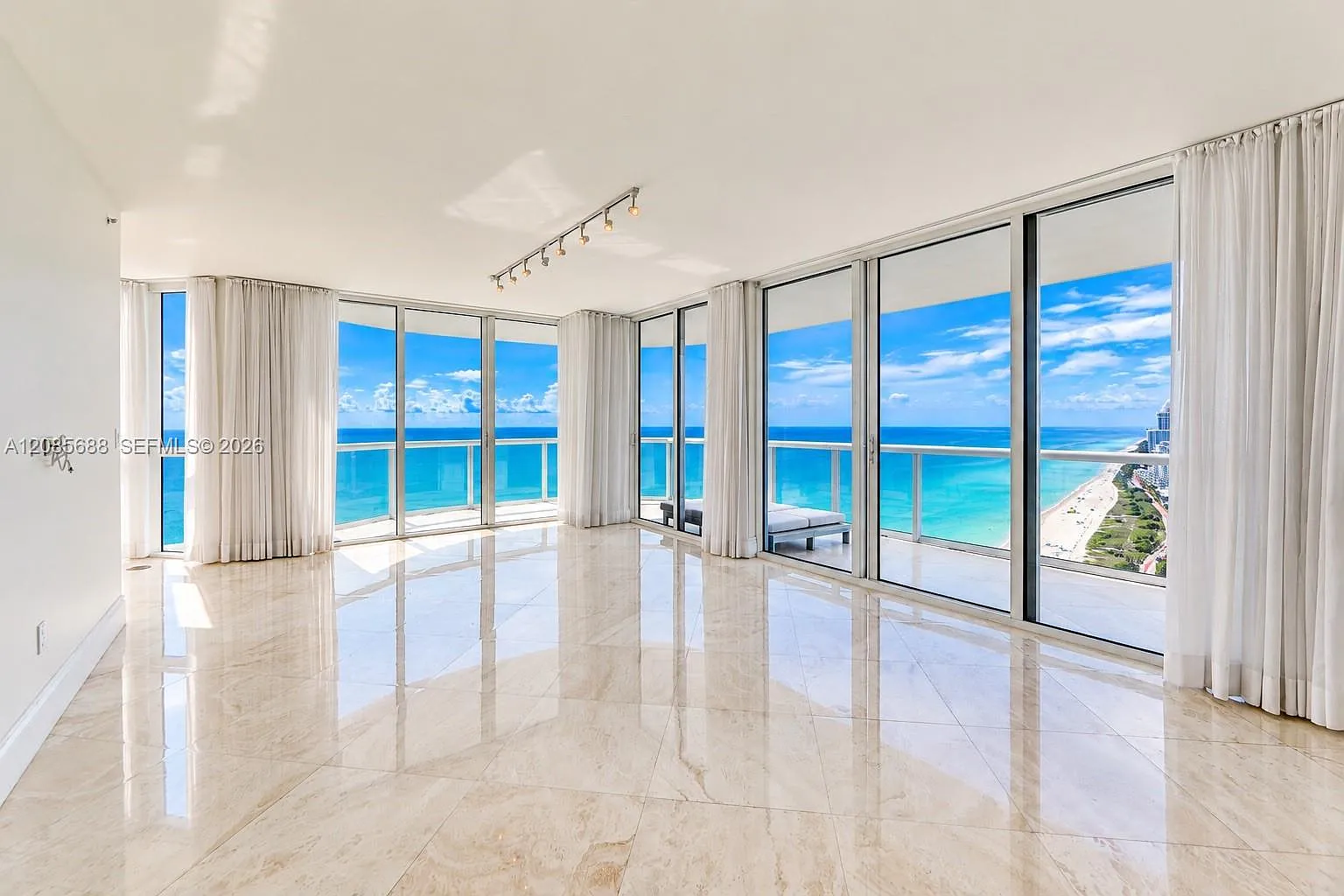 Akoya Condo — Photo 1
