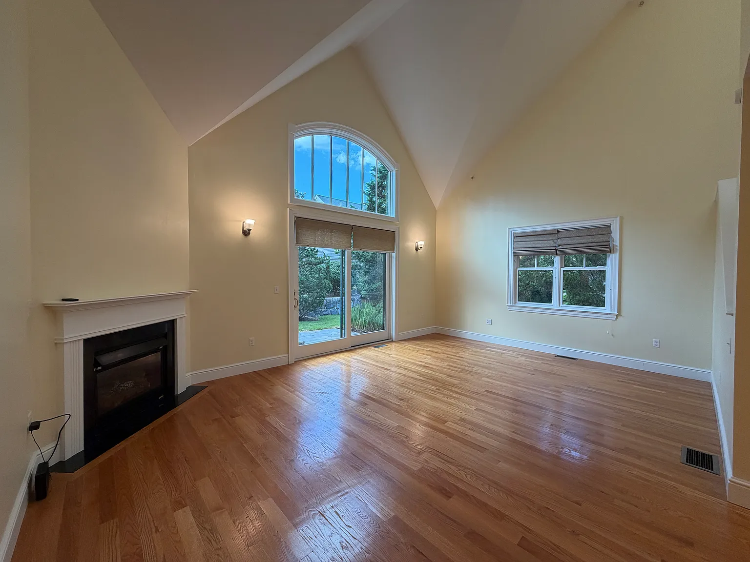 3 bed, 3928 sqft, $6,000 — Photo 2