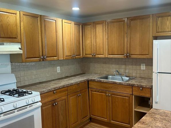 2175 NE 170th St APT 202