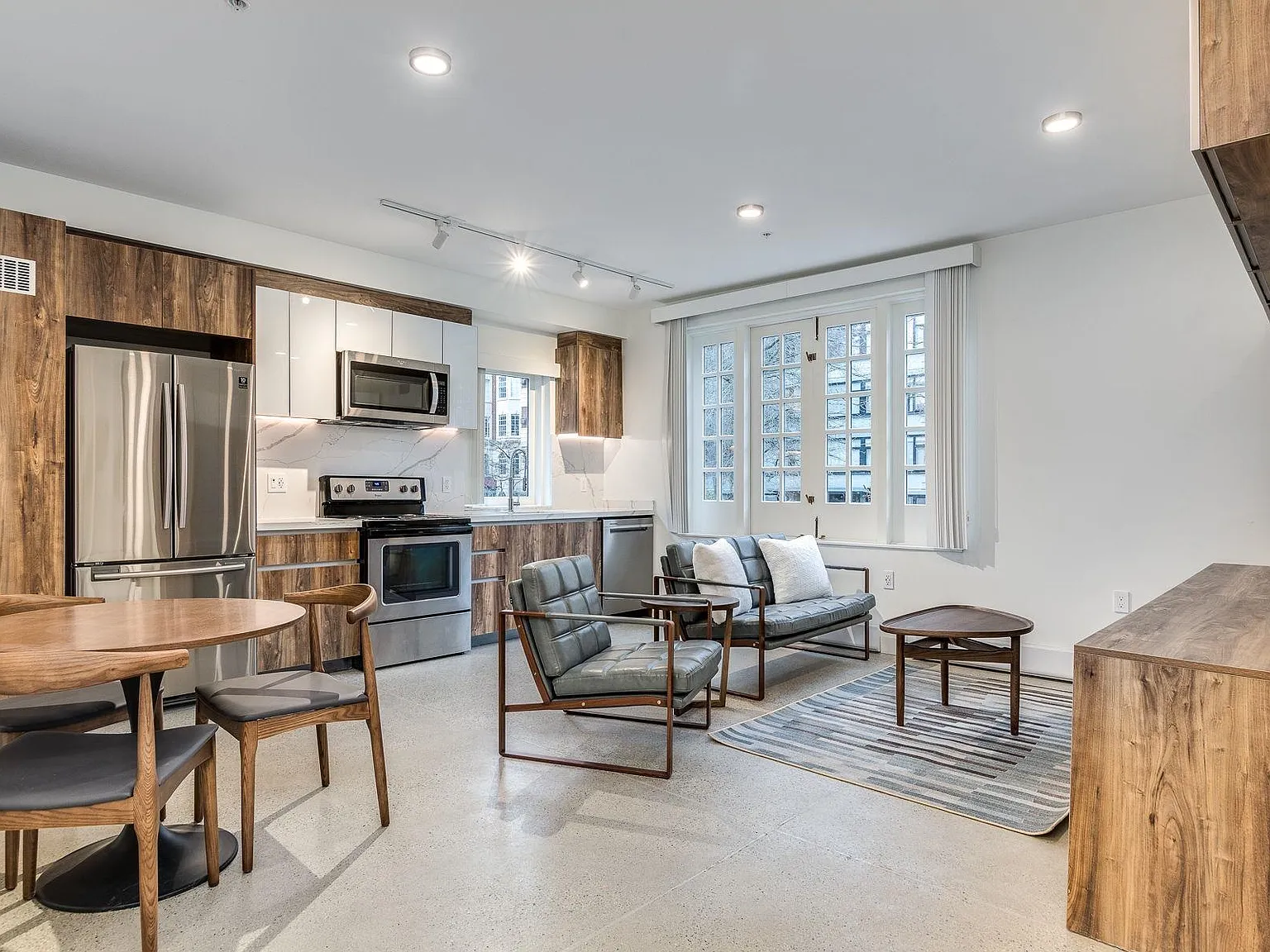2 bed, 692 sqft, $3,890 — Photo 2