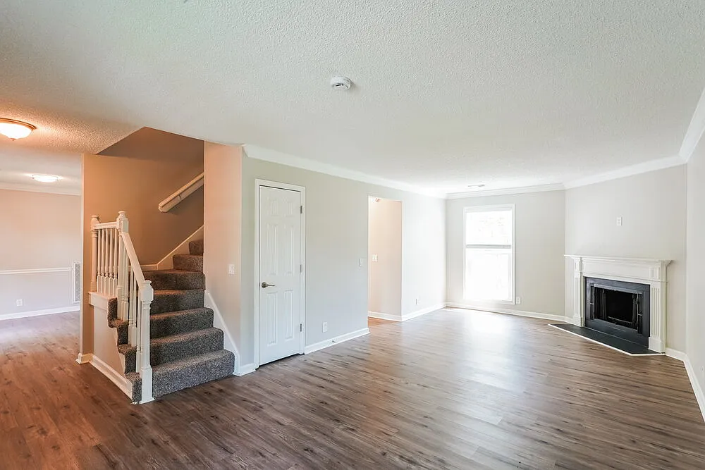 3 bed, 3.0 bath, 1550 sqft, $2,210 — Photo 4