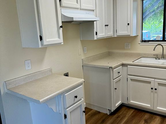 4th image of 3209 Greenwood St
