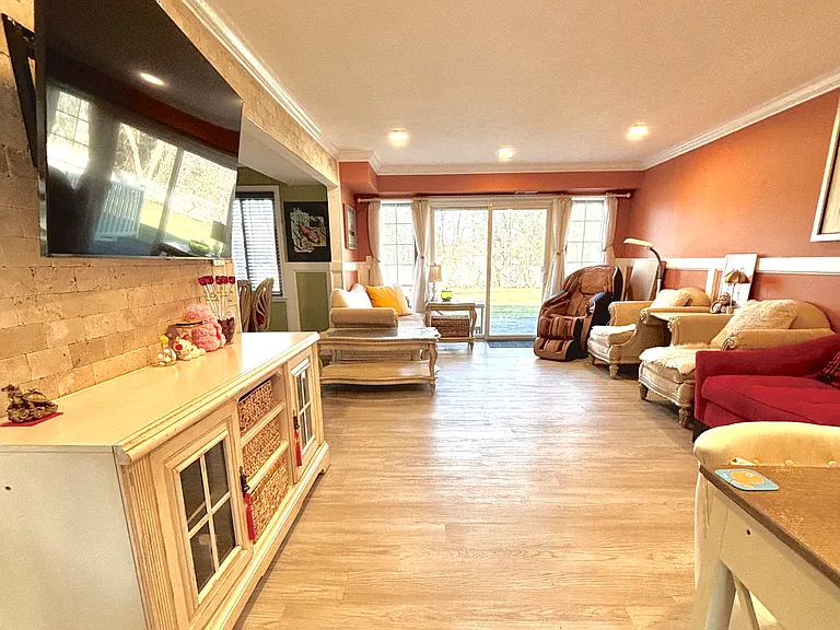 15 Manors Dr — Photo 6