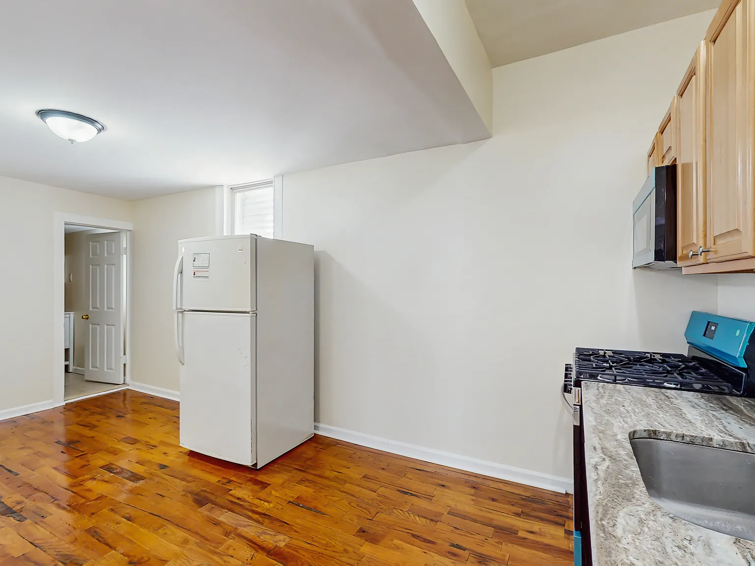 3 bed, 700 sqft, $1,900 — Photo 2