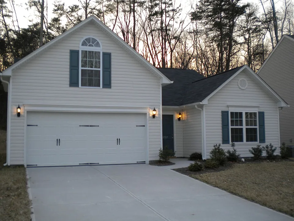 3707 Whitworth Dr