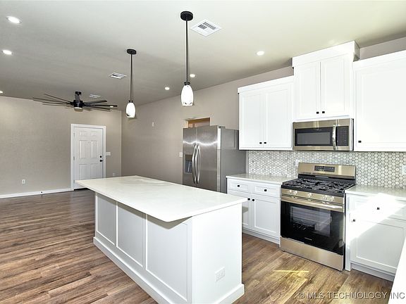 5th image of 2813 N Iroquois Ave