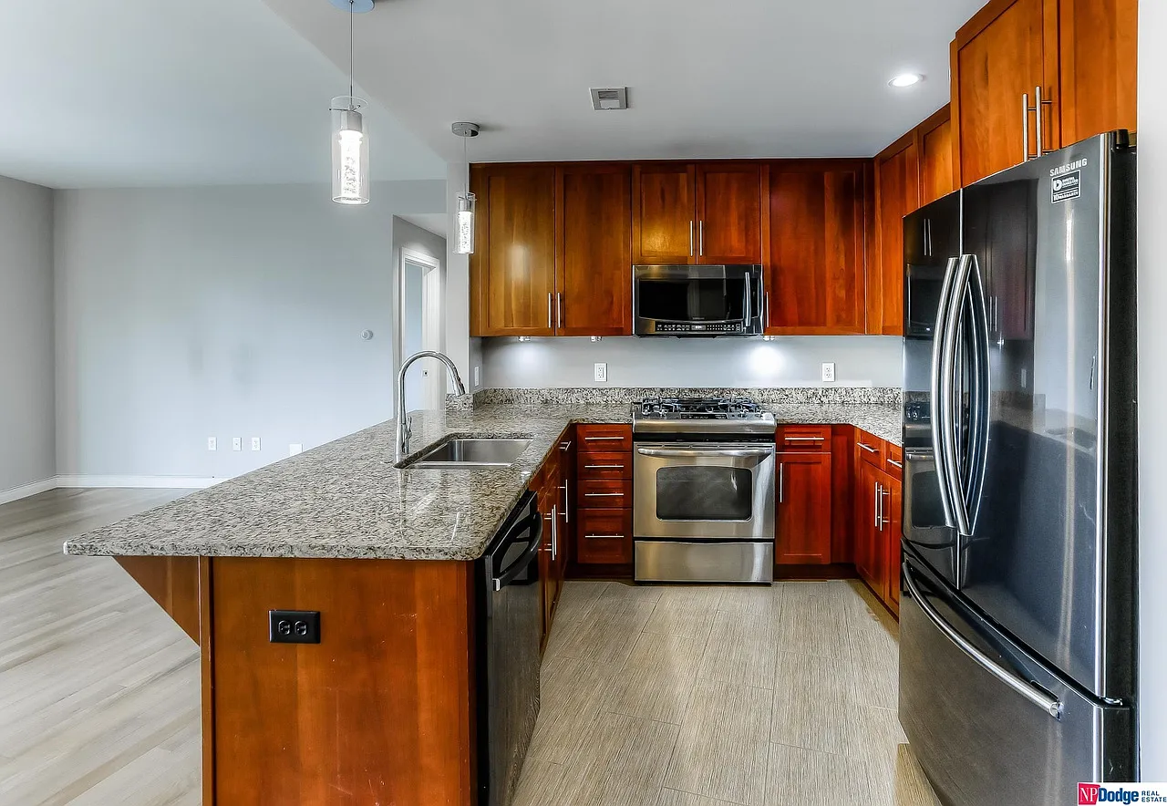 1 bed, 945 sqft, $1,900 — Photo 2