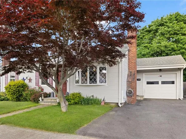 22 Mayfield St, Pawtucket, RI 02861