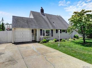 94 Sycamore Ln, Levittown, NY 11756