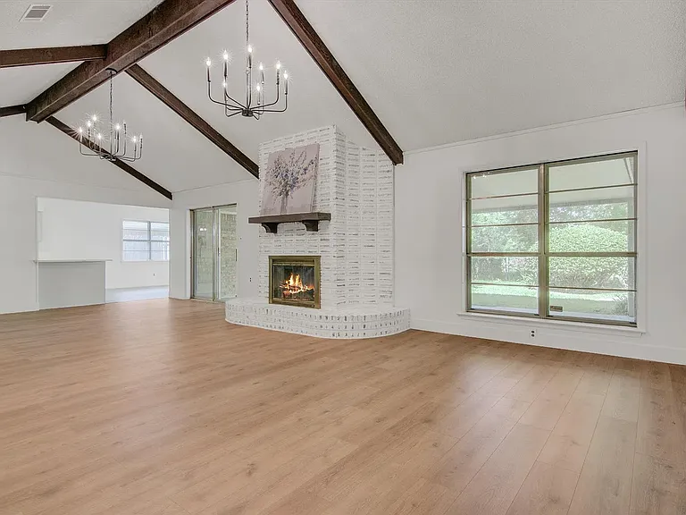 3945 Cheryl St — Photo 4