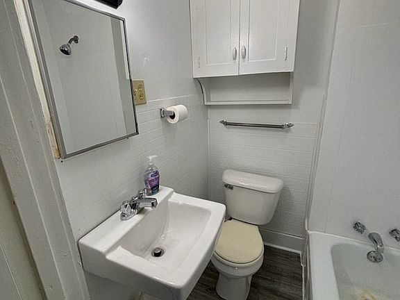 4th image of 304 S Wood St #3