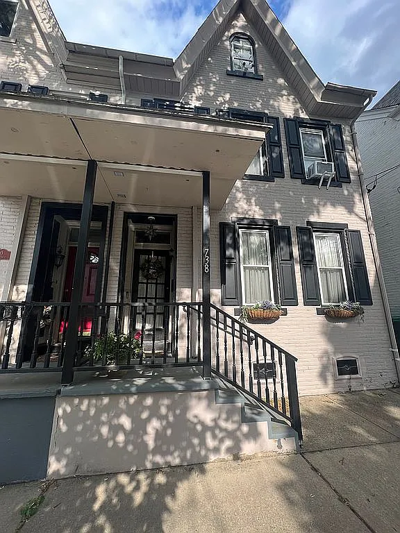 738 Center St photo 1