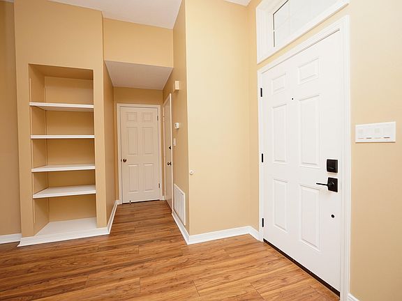 5th image of 303 Parkwood Pl