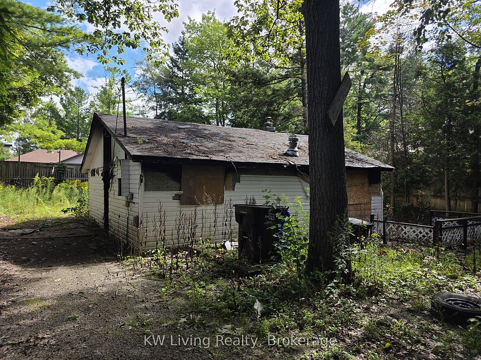 2nd image of 39 Savarin St