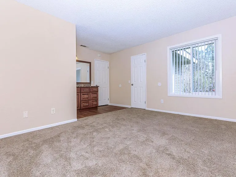 The Newport Apartments — Photo 40