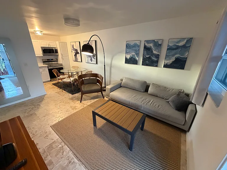 421 SW 9th St #4 — Photo 12