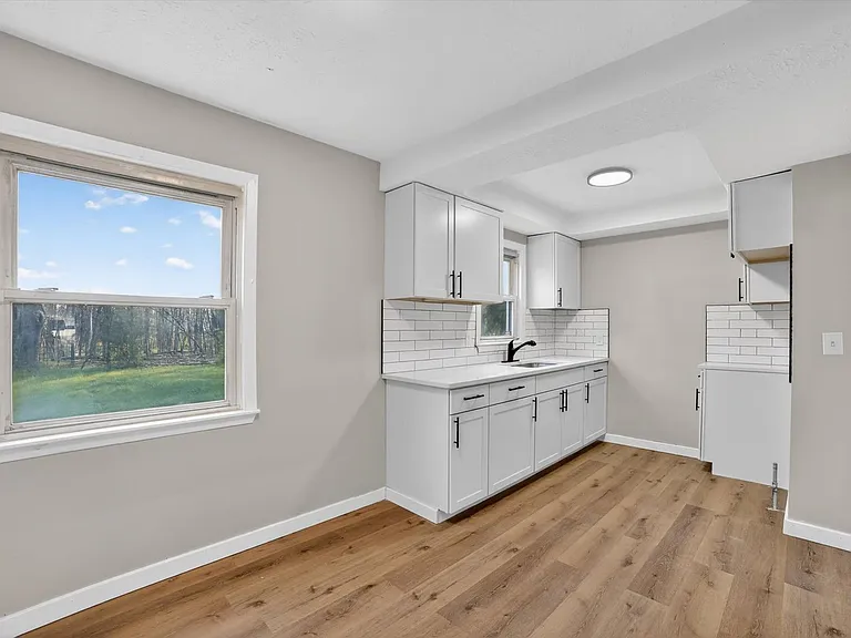 303 S Green Rd — Photo 7