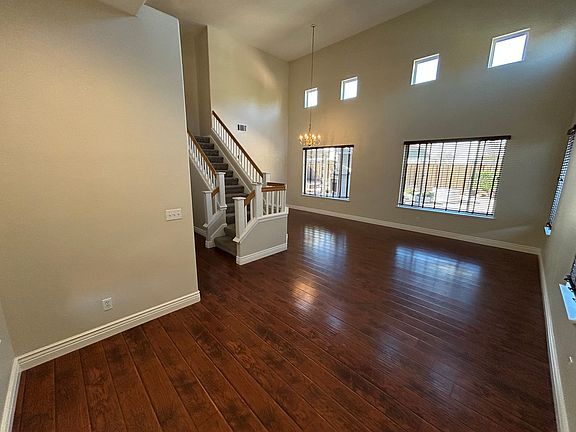 3rd image of 813 Allen Ct